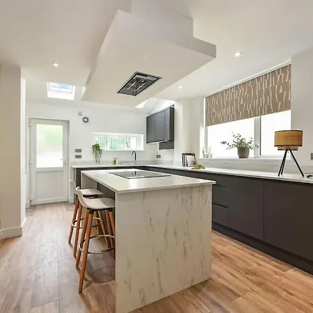 Modern Two Bed With En-Suites And Private Parking Cardiff Exterior photo