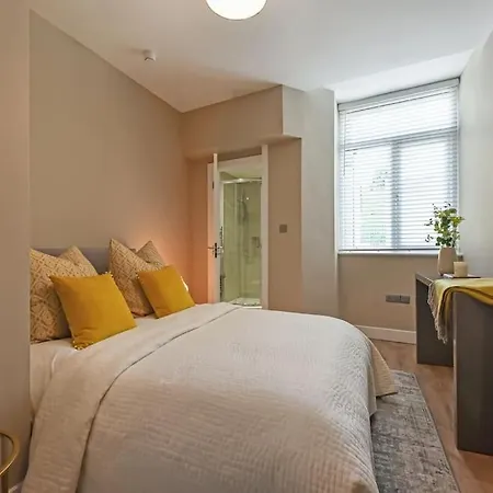 Modern Two Bed With En-Suites And Private Parking Cardiff Exterior photo