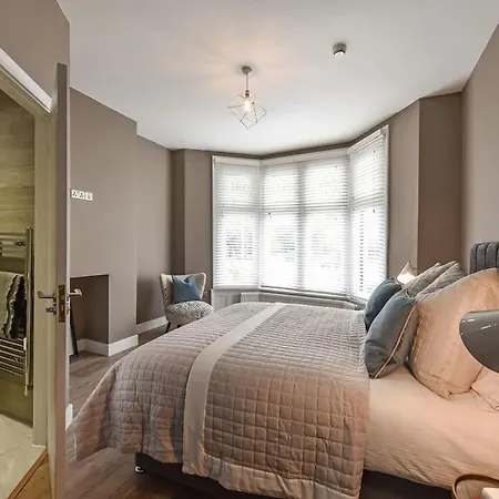 Modern Two Bed With En-Suites And Private Parking Cardiff Exterior photo