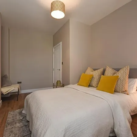 Modern Two Bed With En-Suites And Private Parking Cardiff Exterior photo