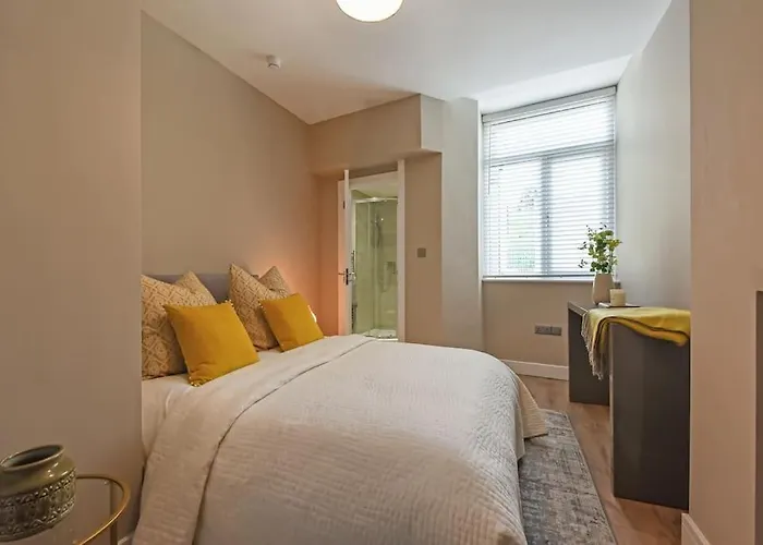 Modern Two Bed With En-Suites And Private Parking