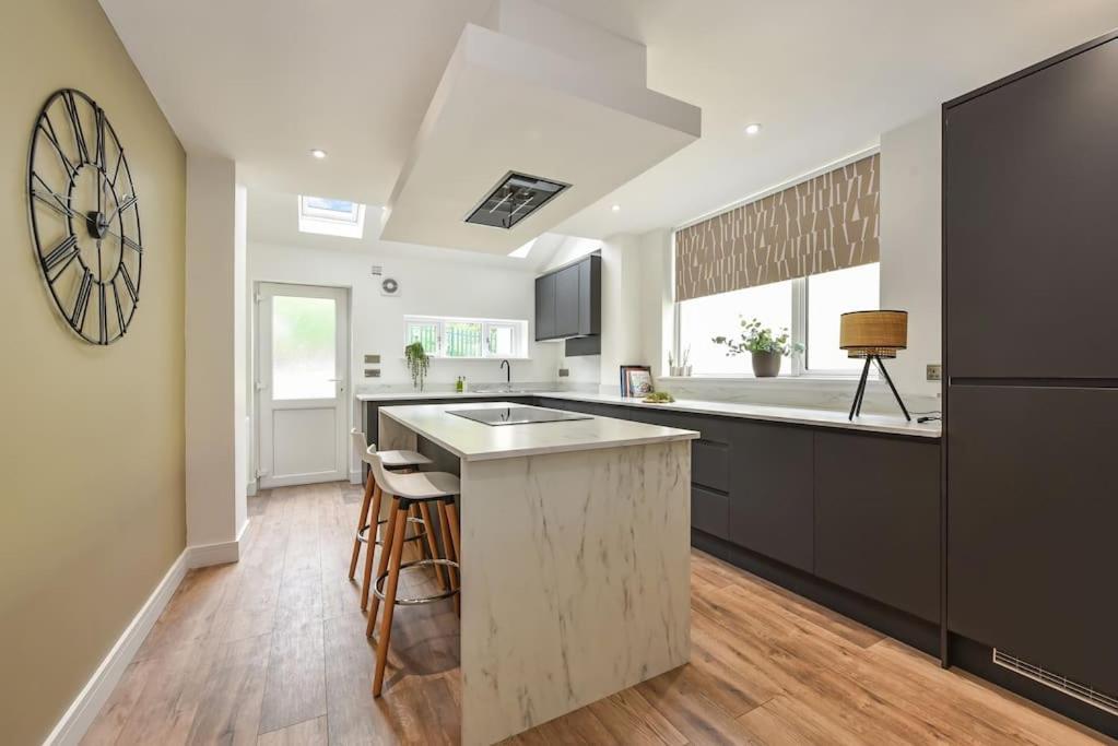 Apartment Modern Two Bed With En-suites And Private Parking *