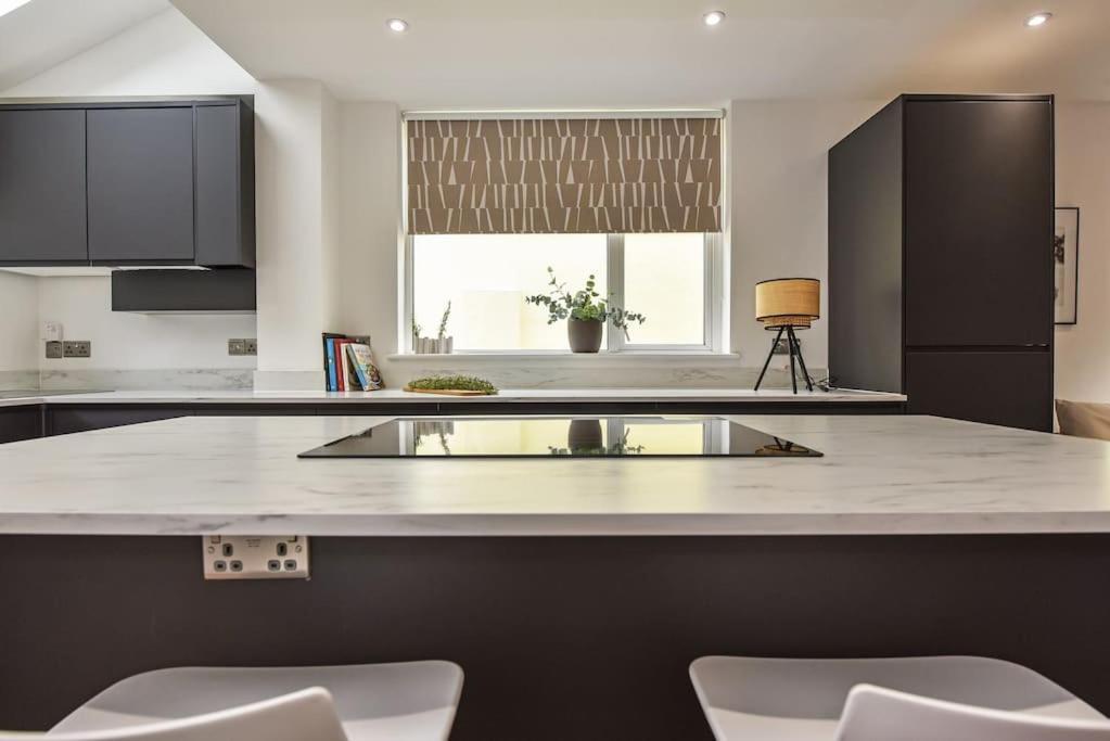 Modern Two Bed With En-suites And Private Parking * Cardiff