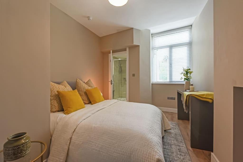 Modern Two Bed With En-suites And Private Parking Apartment