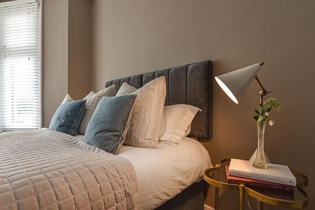Modern Two Bed With En-suites And Private Parking Apartment *