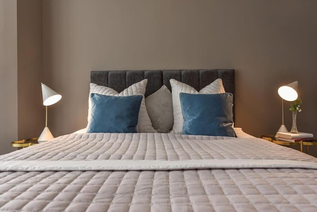 Apartment Modern Two Bed With En-suites And Private Parking *