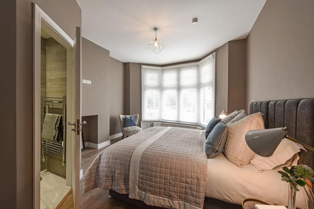 Modern Two Bed With En-suites And Private Parking Apartment *