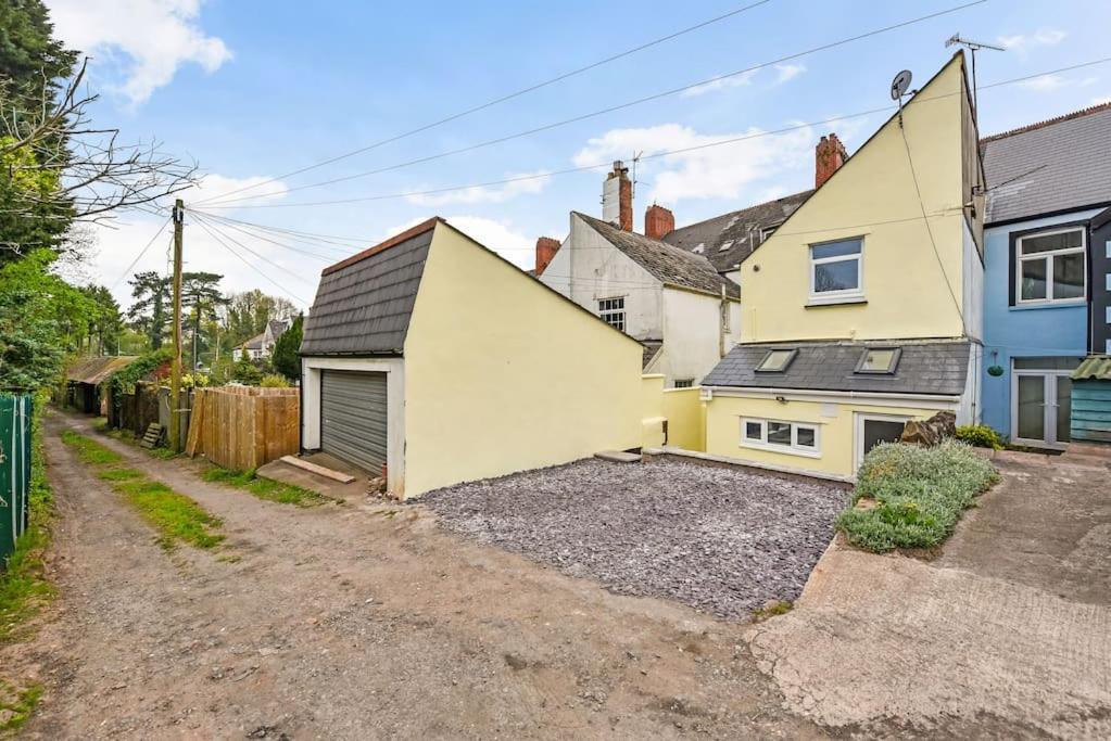 Modern Two Bed With En-suites And Private Parking Cardiff