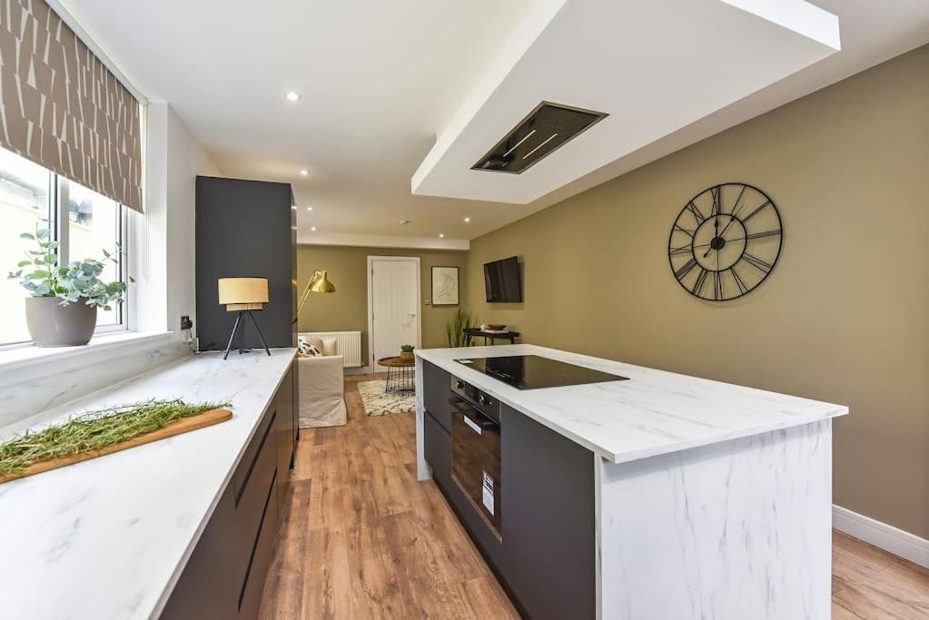 Modern Two Bed With En-suites And Private Parking Apartment *