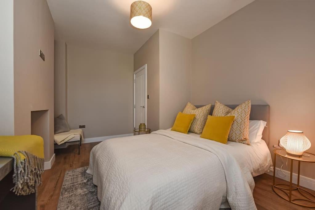 Modern Two Bed With En-suites And Private Parking Cardiff