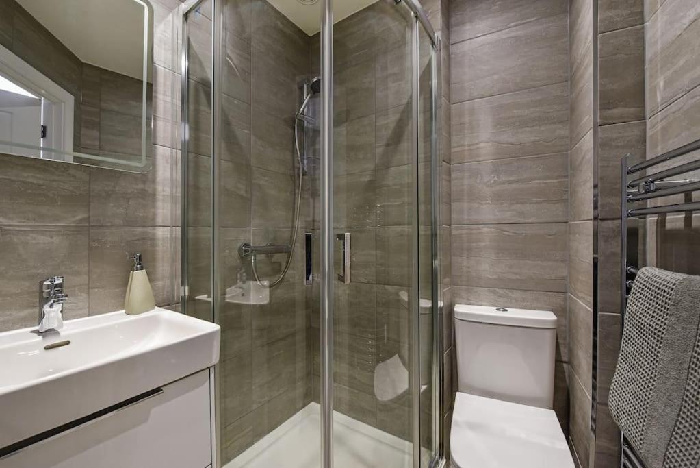 Modern Two Bed With En-suites And Private Parking Apartment