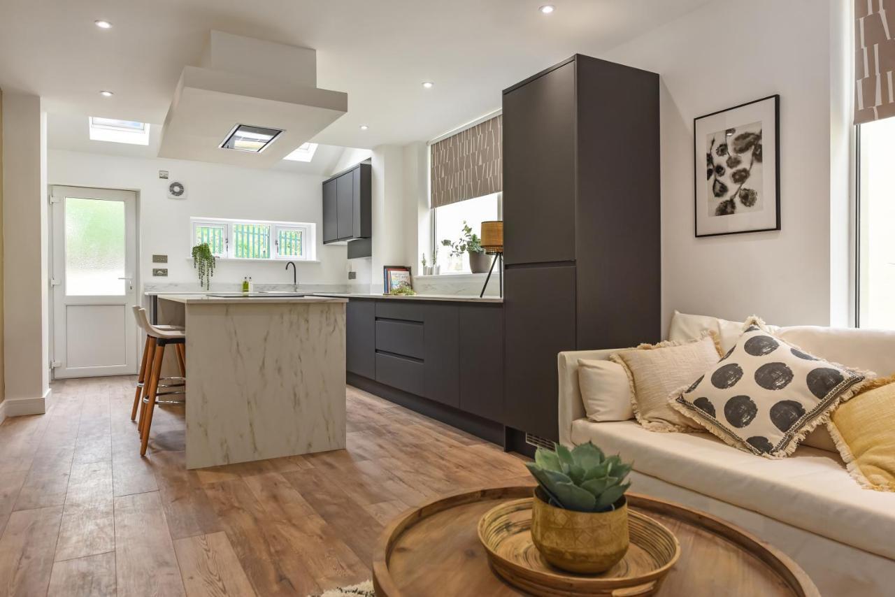 Modern Two Bed With En-suites And Private Parking Cardiff