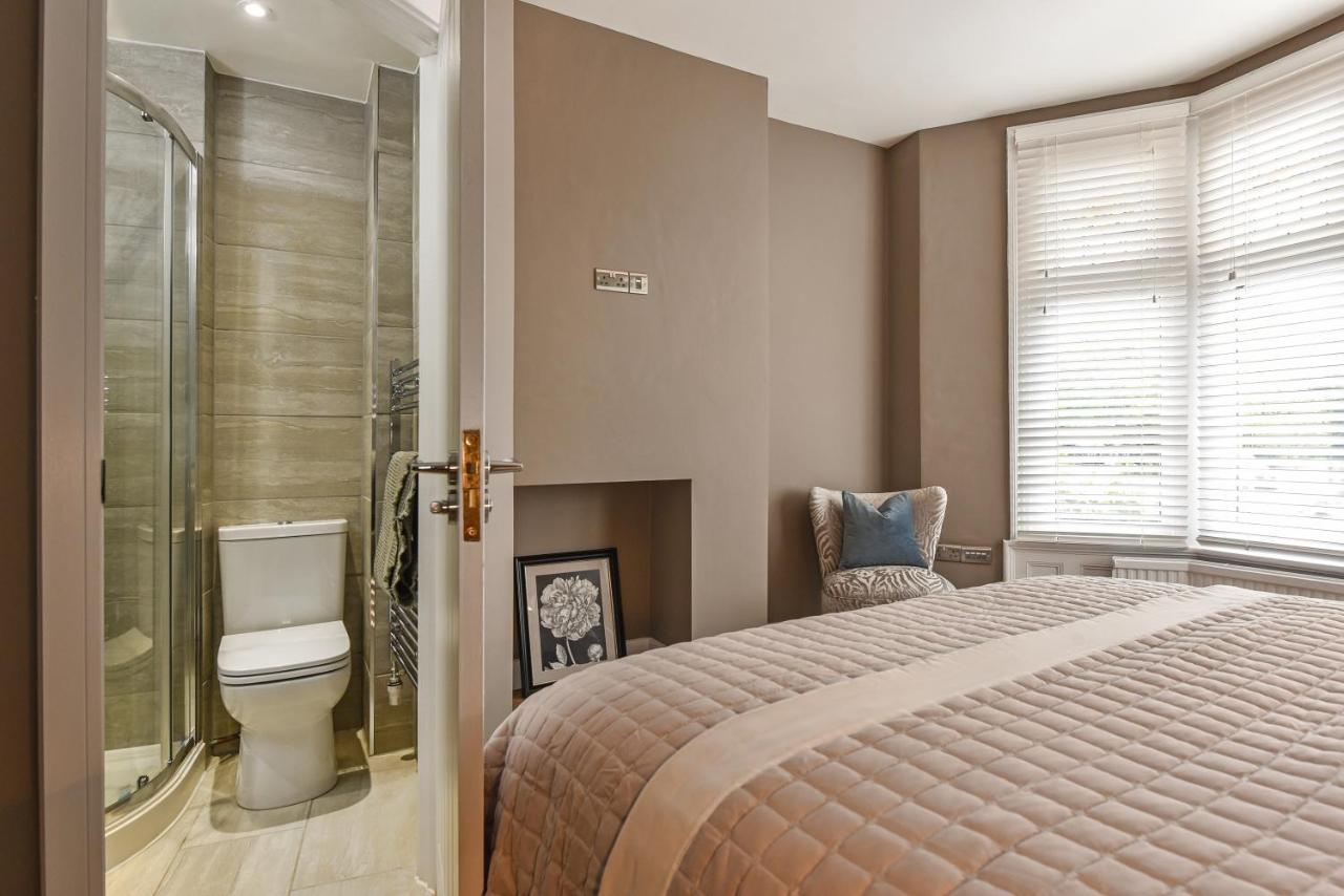 Modern Two Bed With En-suites And Private Parking