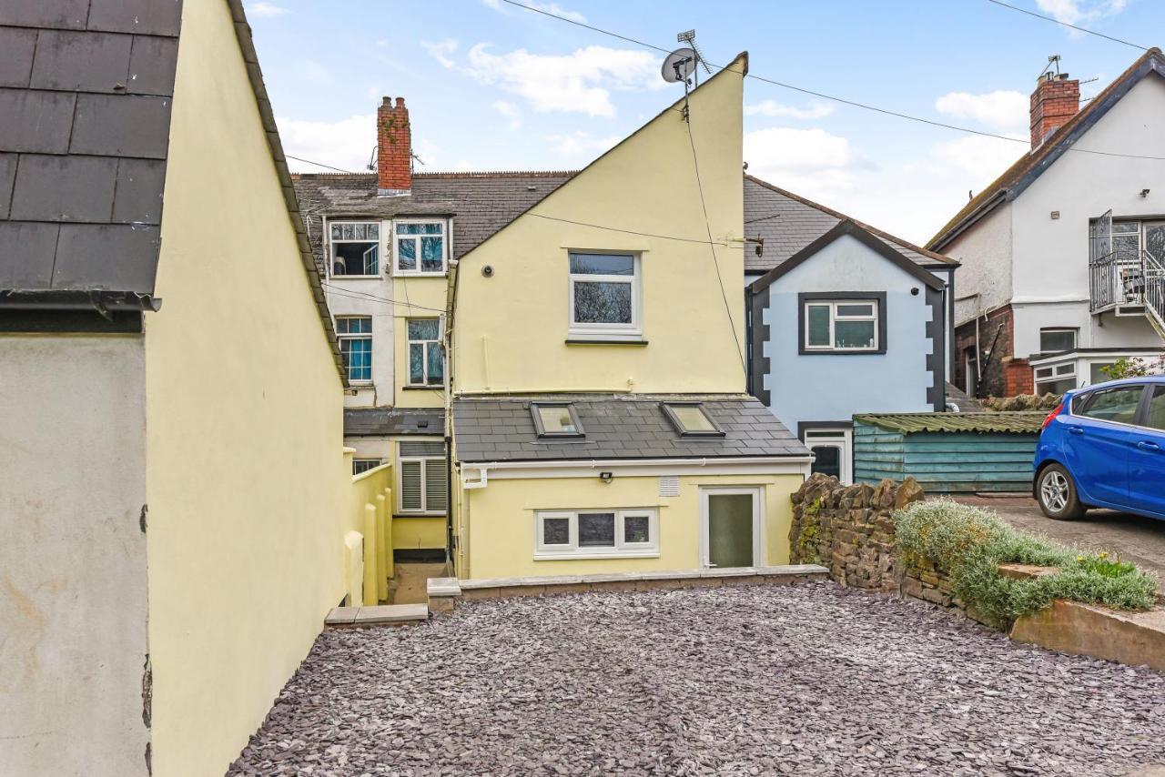 Modern Two Bed With En-suites And Private Parking Cardiff